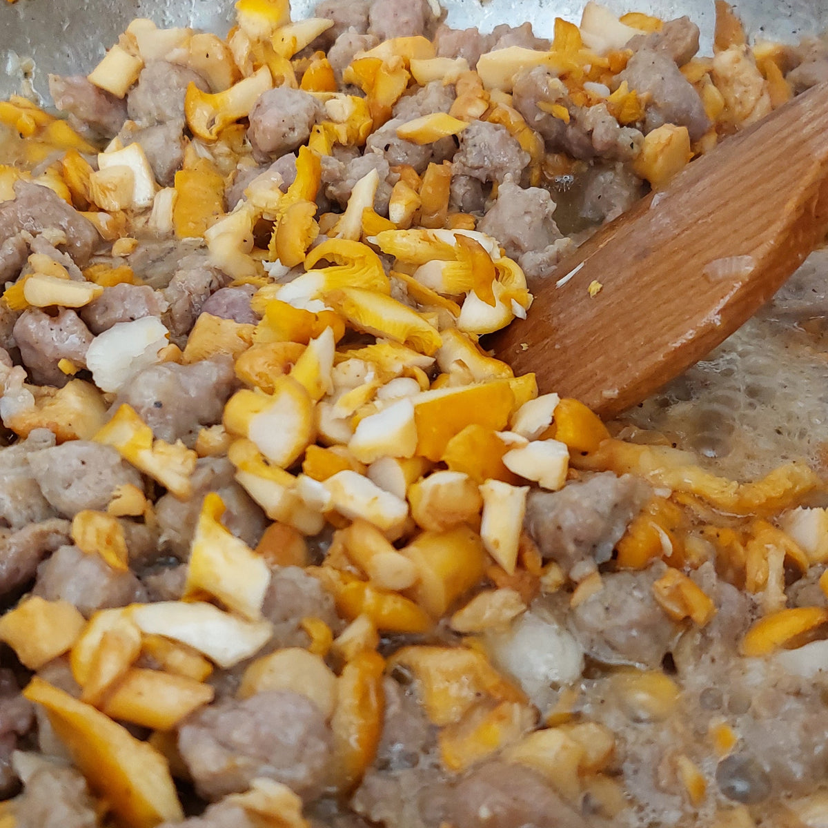 Tortelli finferli e salsiccia